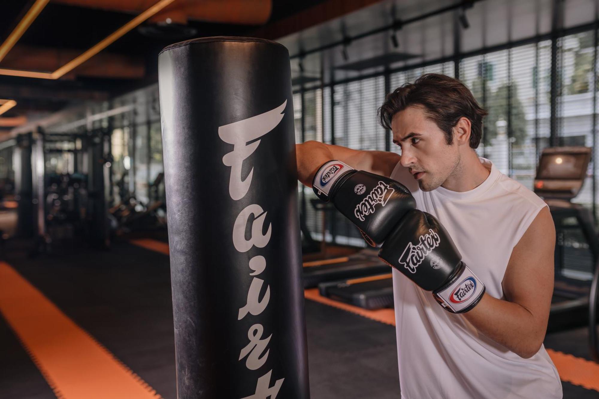Nysa Hotel Bangkok Sukhumvit 11 Luaran gambar A boxer training with a heavy bag