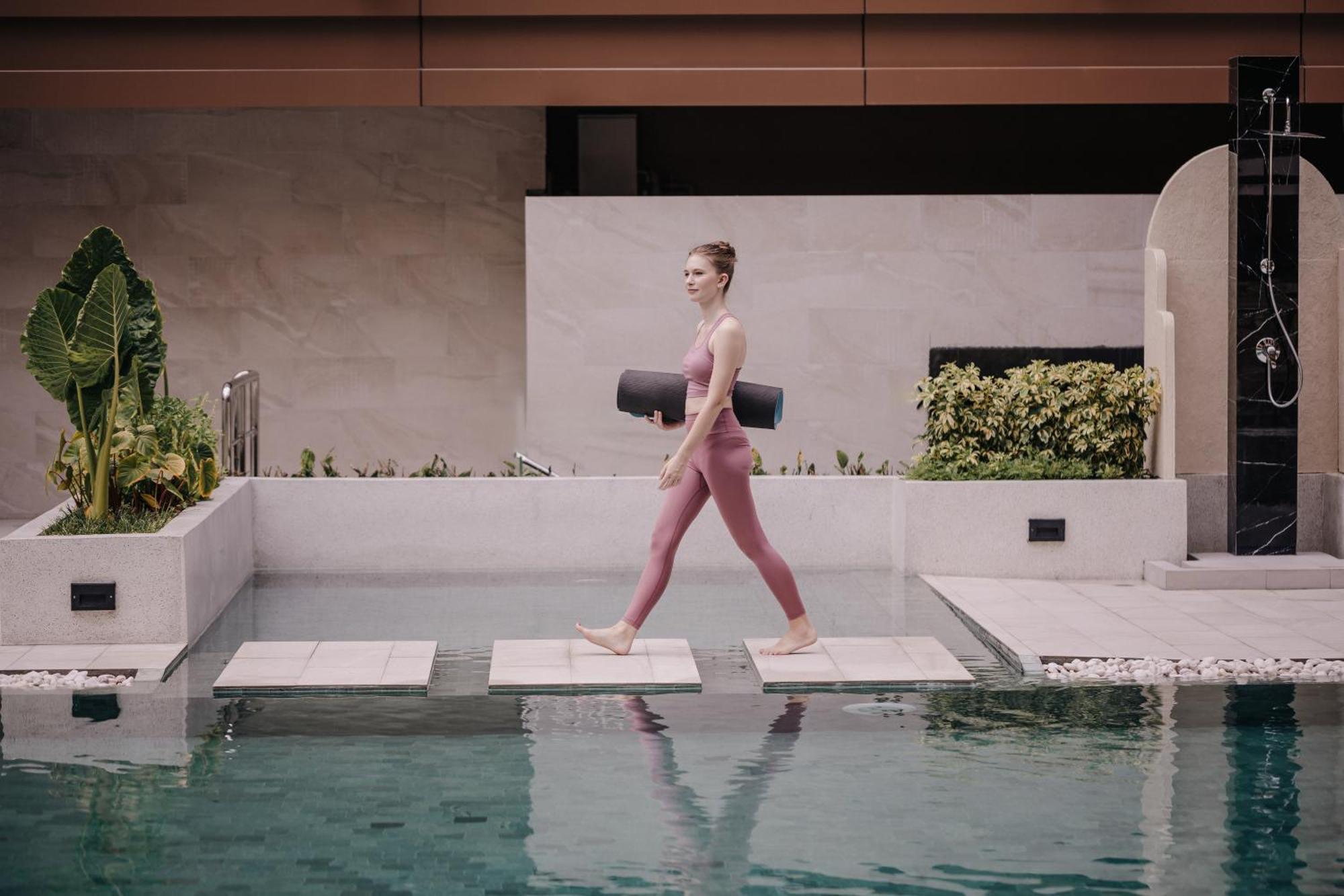 Nysa Hotel Bangkok Sukhumvit 11 Luaran gambar A woman walking on a stepping stone