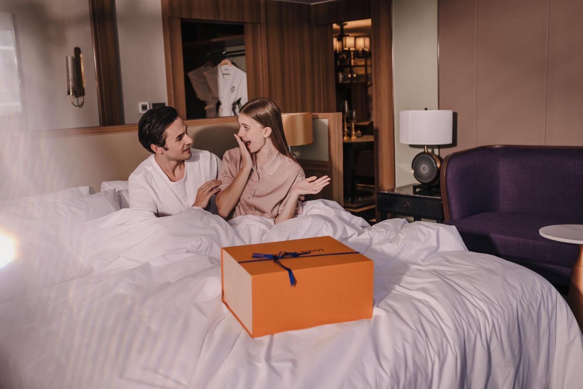 Nysa Hotel Bangkok Sukhumvit 11 Luaran gambar A couple opening a present