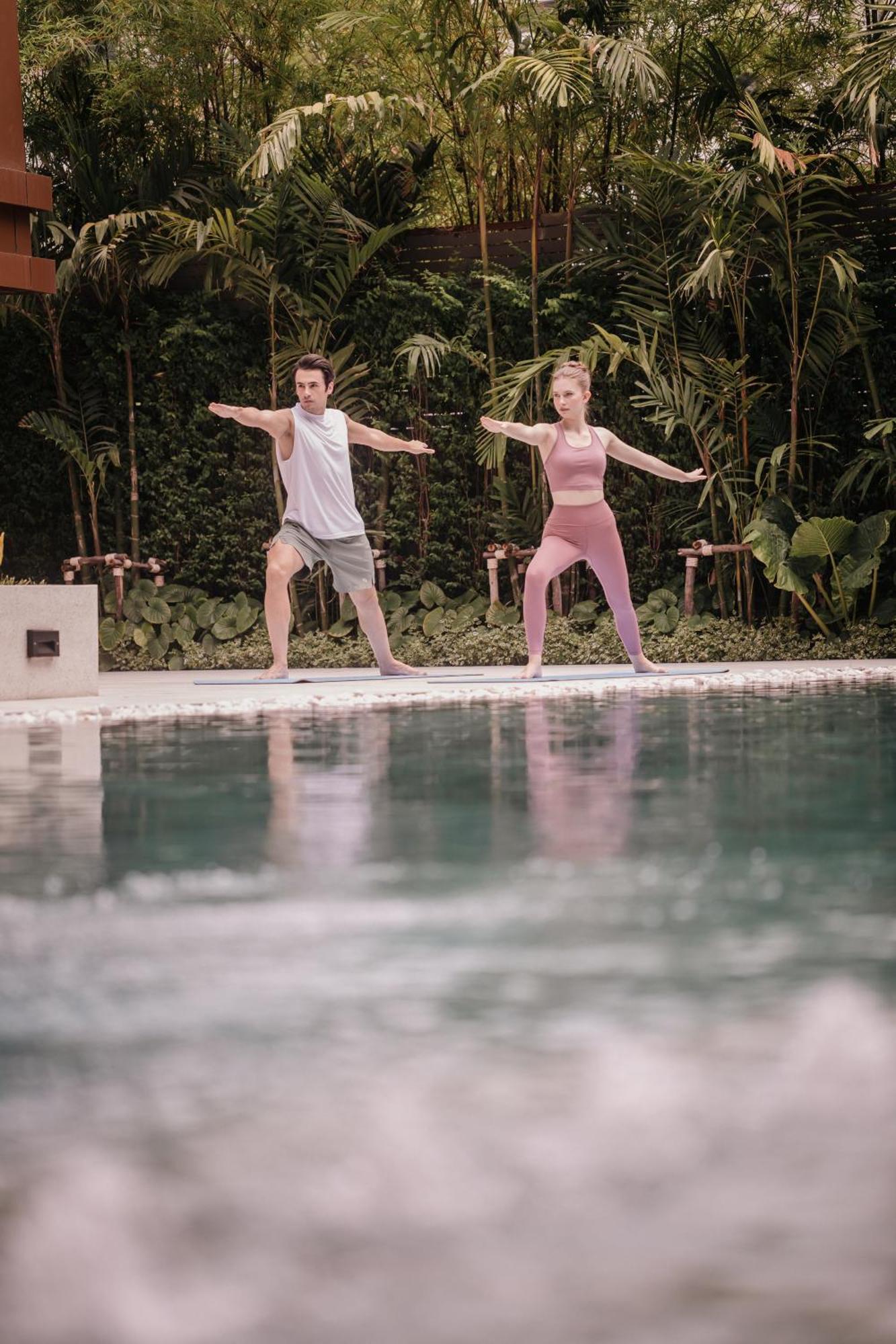 Nysa Hotel Bangkok Sukhumvit 11 Luaran gambar A couple practicing yoga