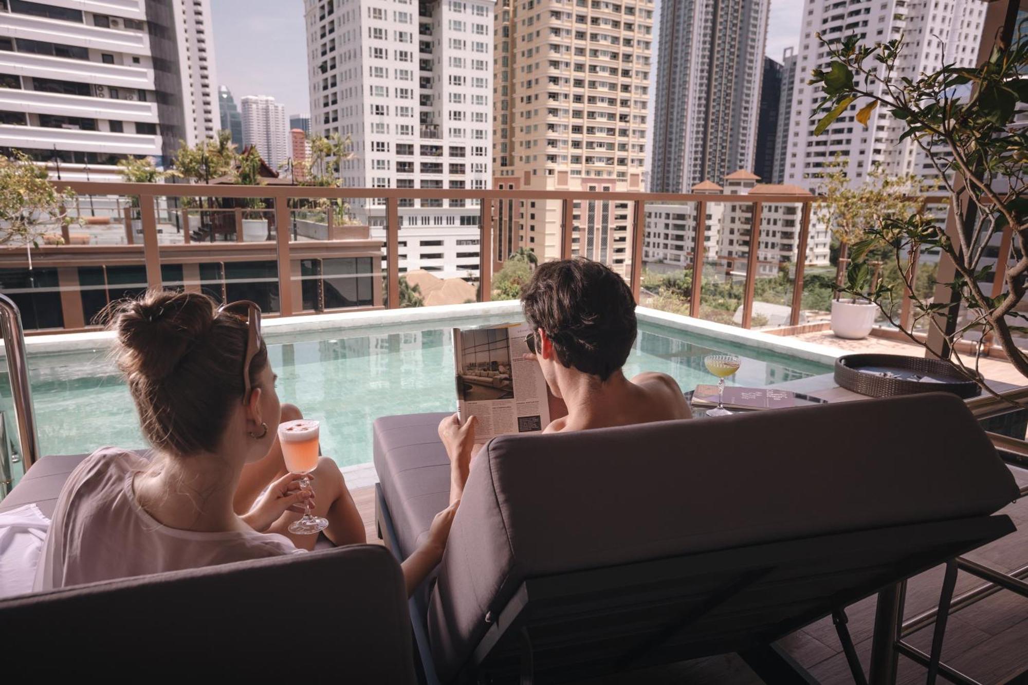 Nysa Hotel Bangkok Sukhumvit 11 Luaran gambar The rooftop pool at the hotel