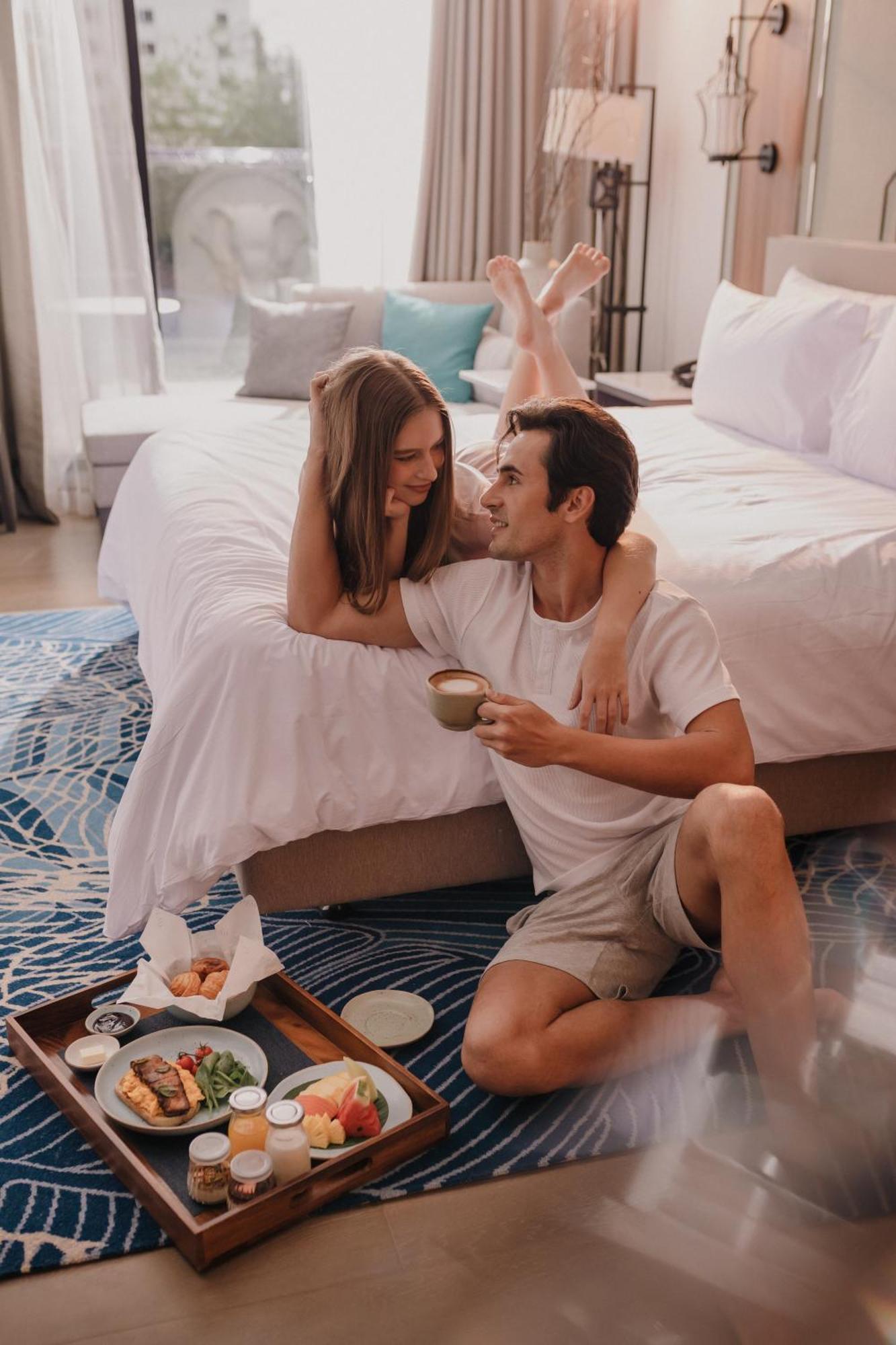 Nysa Hotel Bangkok Sukhumvit 11 Luaran gambar Romantic couple in a hotel room