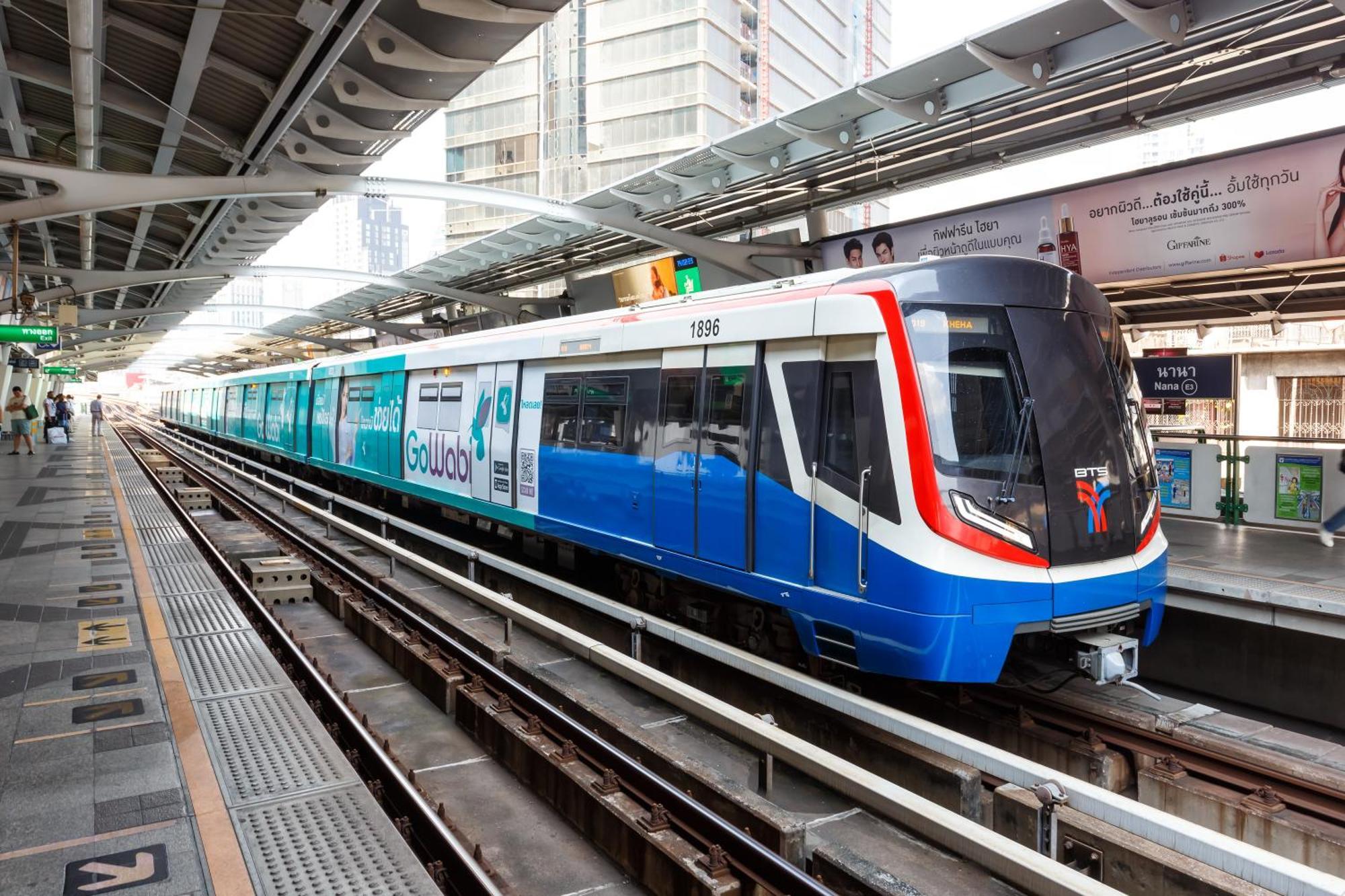 Nysa Hotel Bangkok Sukhumvit 11 Luaran gambar A Blue Line train at Huai Khrai