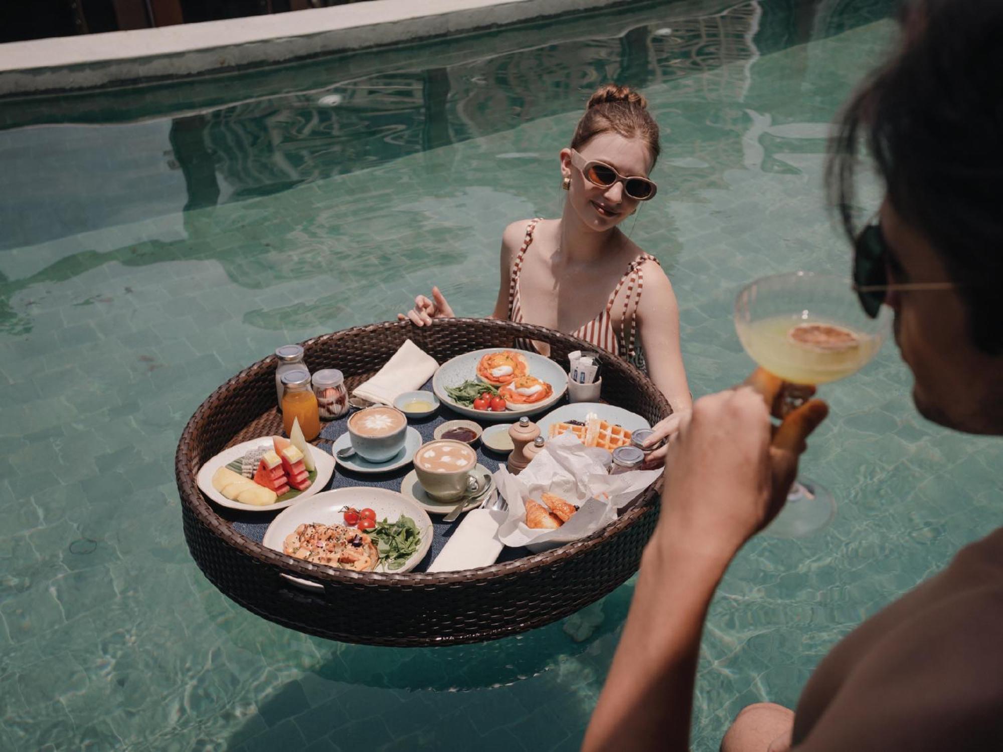 Nysa Hotel Bangkok Sukhumvit 11 Luaran gambar Floating breakfast at Alila Villas Uluwatu